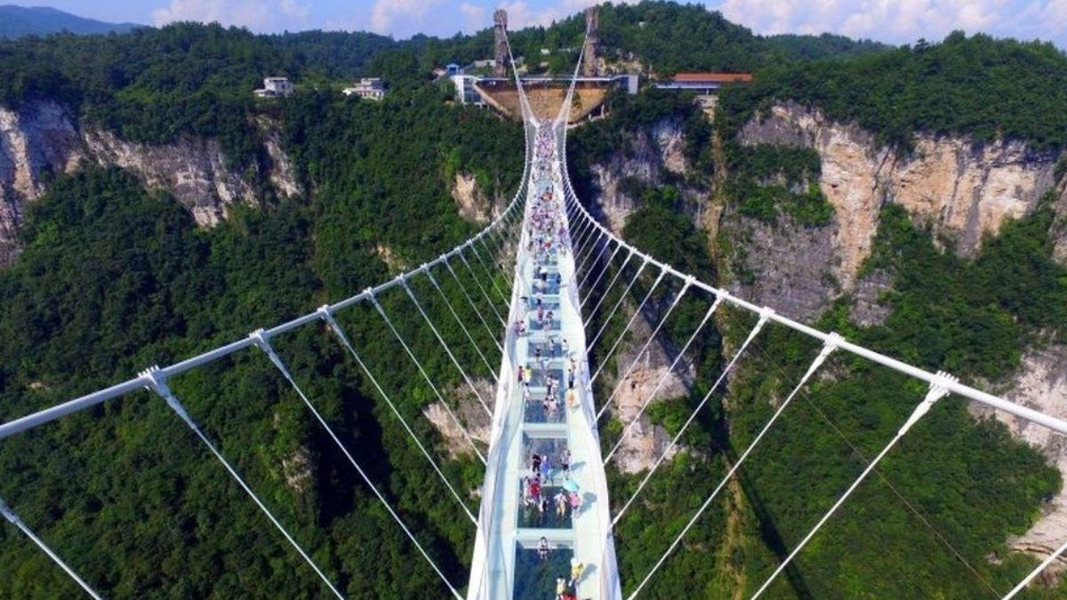 Largest Glass-Bottomed Bridge