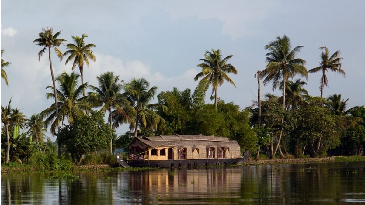How To Book The Best Houseboat In Kerala Backwaters? Here’s A Guide