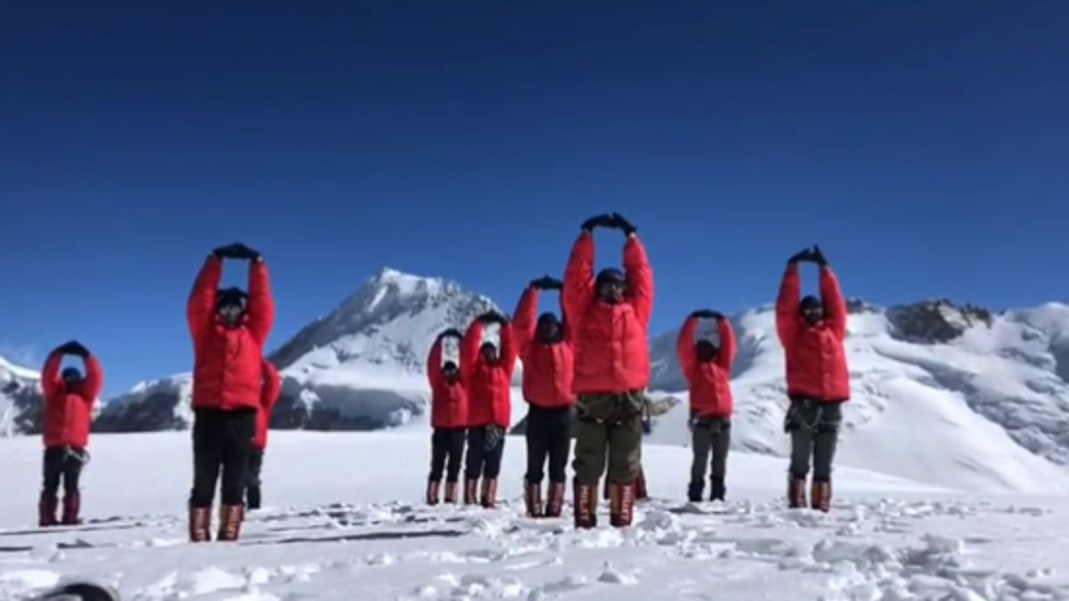 These Mountaineers Set World Record By Practising Yoga 22,850 Feet In The Himalayas