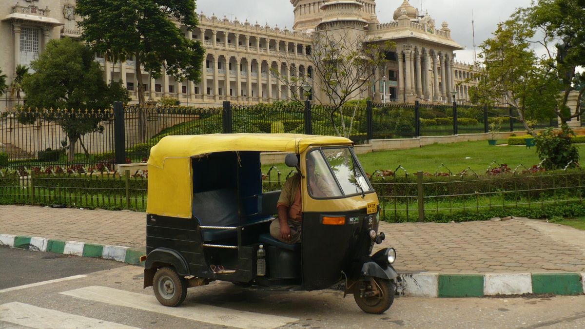 Bengaluru Auto Driver Asks Passenger Running Late For Office ‘Log-in Kabka Hai’; Wins Hearts
