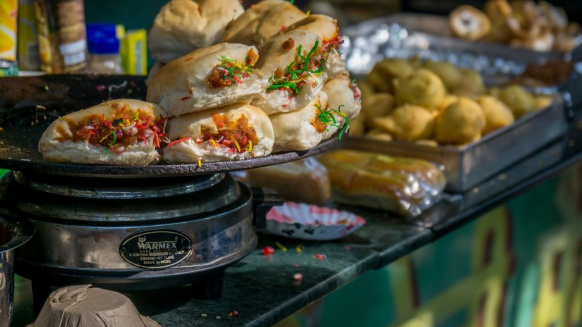This Mumbai Tai Selling Cheese-Burst Vada Pav In Andheri Is The The Talk Of The Town