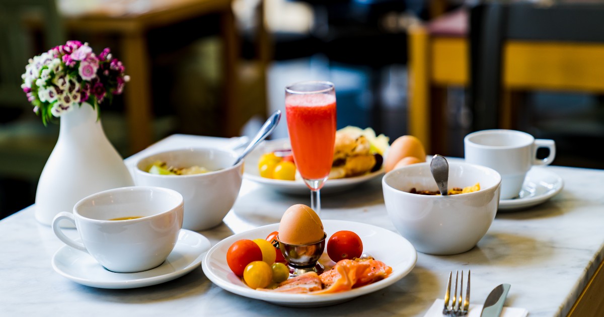 Here’s Why Hotels Serve Complimentary Breakfast & Not Lunch Or Dinner