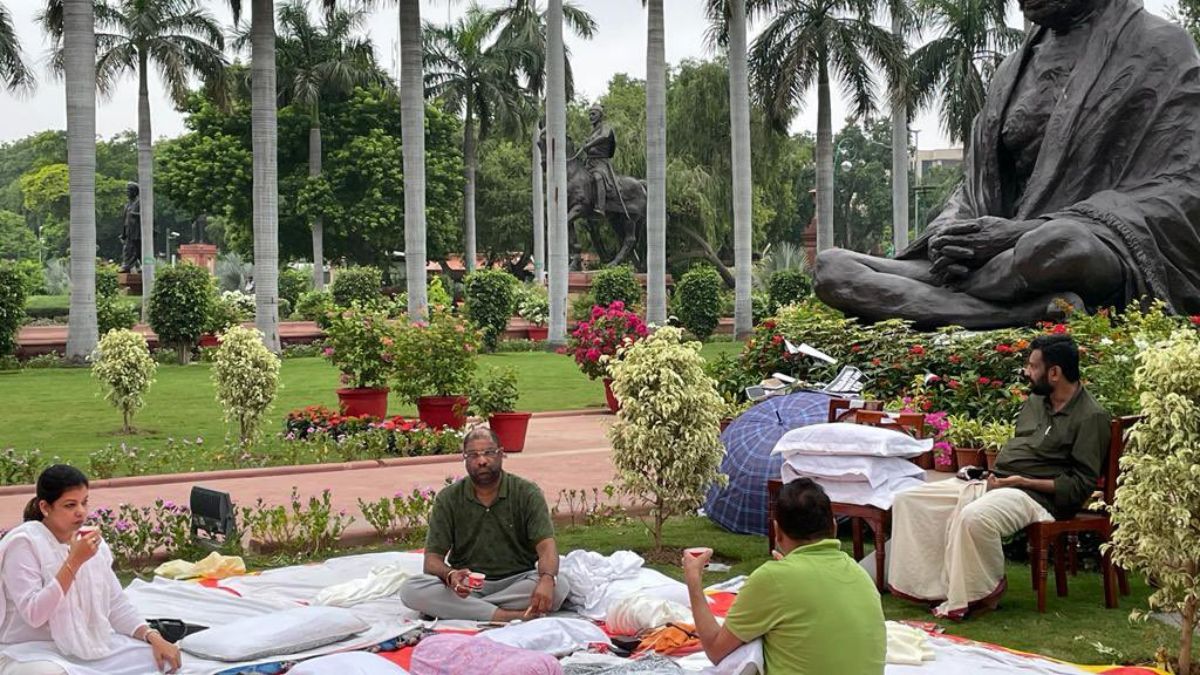 Opposition Enjoys Tandoori Chicken And Gajar Ka Halwa Potluck As They Protest Outside Parliament
