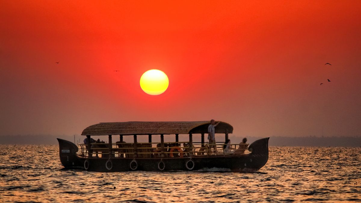 Explore Kerala And Stay In A Houseboat At Just ₹15,420 With IRCTC