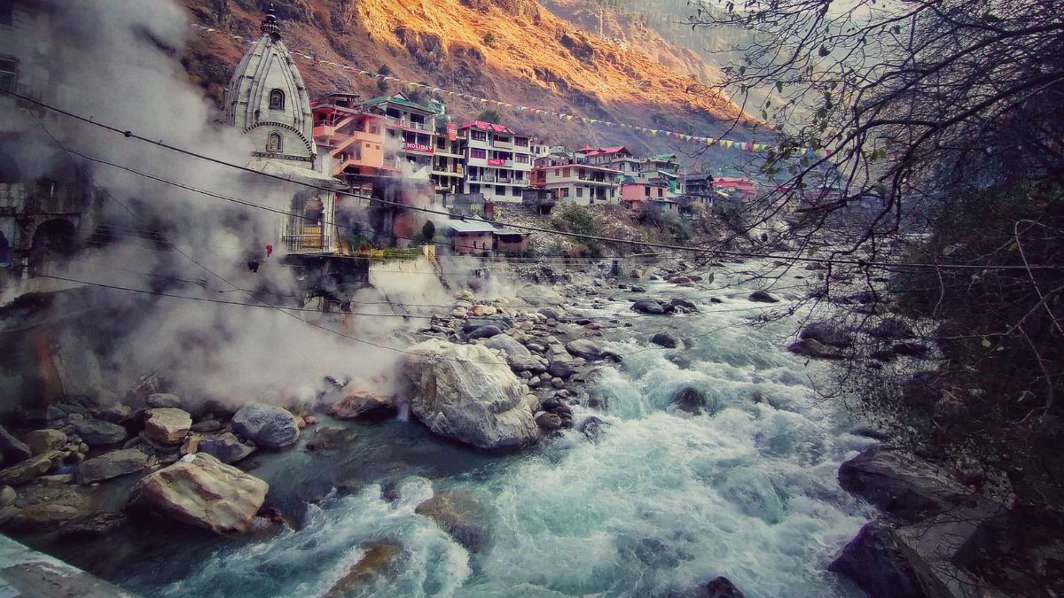 Take A Dip In This Healing Hot Spring In Manali Surrounded By Mountains