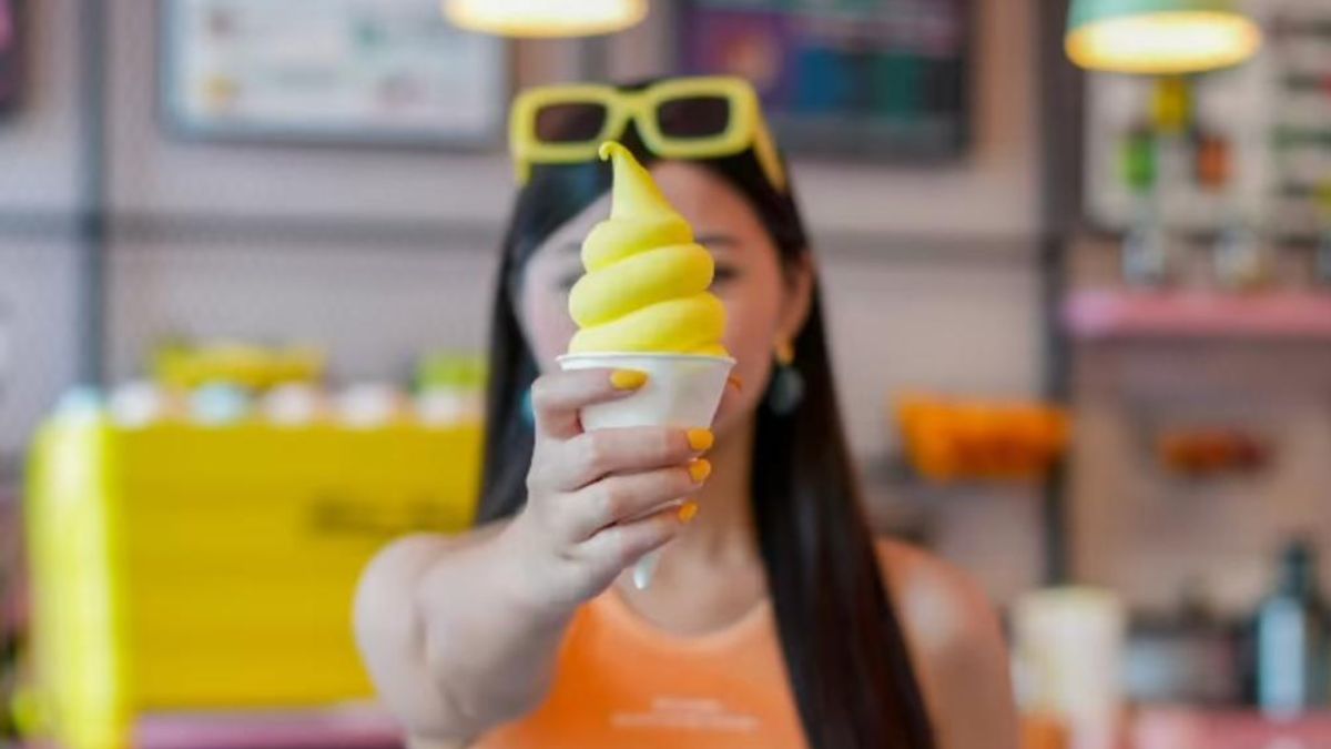 This Cafe In Dubai Is Offering Pineapple Flavoured Ice Creams With Sauce Topping Options