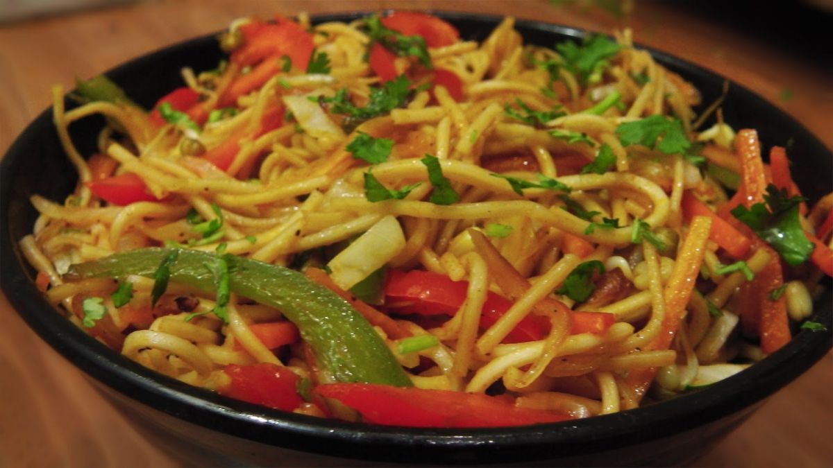 How To Make Desi Style Hakka Noodles At Home