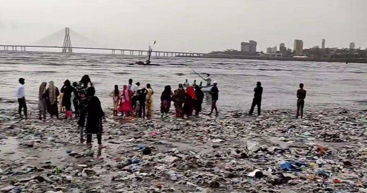 Tons Of Plastic Getting Washed Up On Mumbai’s Mahim Beach Shows How Irresponsible We Are!