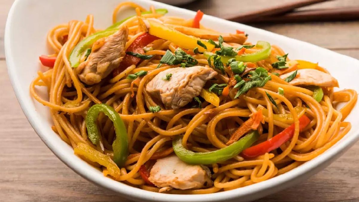 How To Make Restaurant-Style Chicken Hakka Noodles At Home