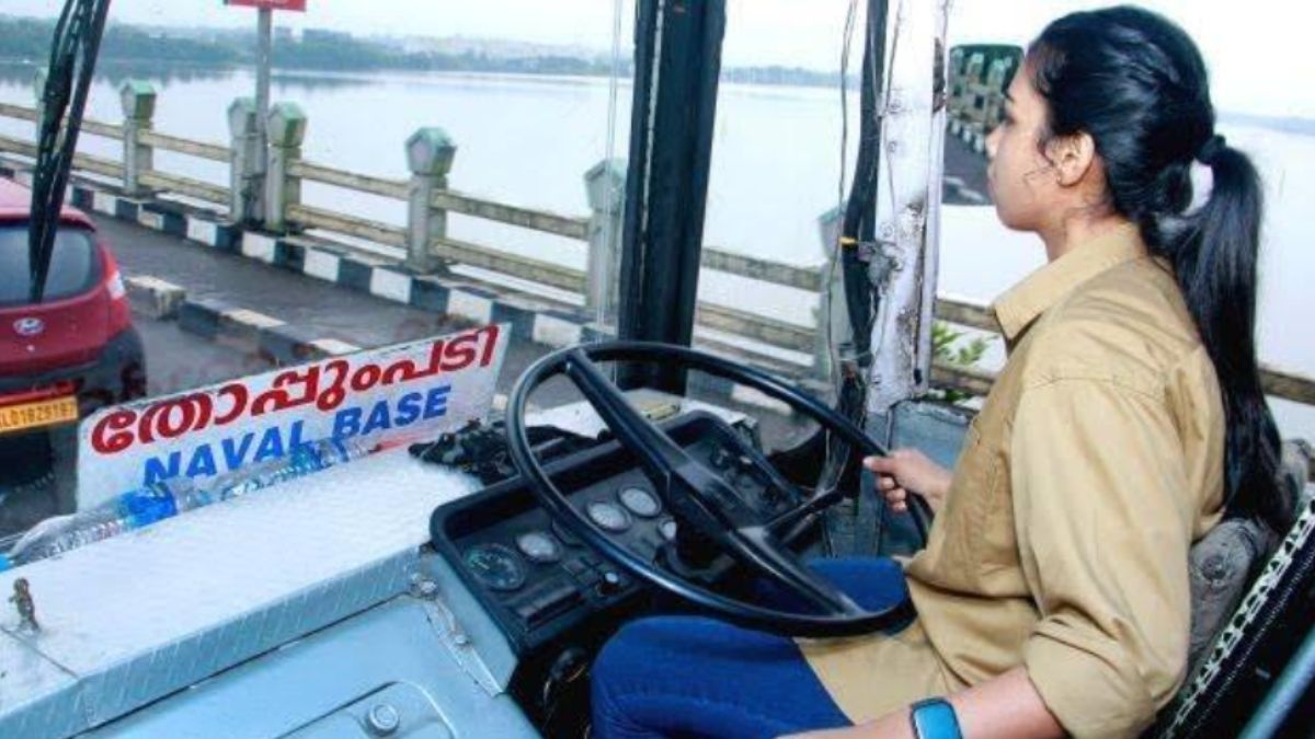 21-Year-Old Girl From Kochi Drives A Bus Every Sunday For Free; Here’s Why