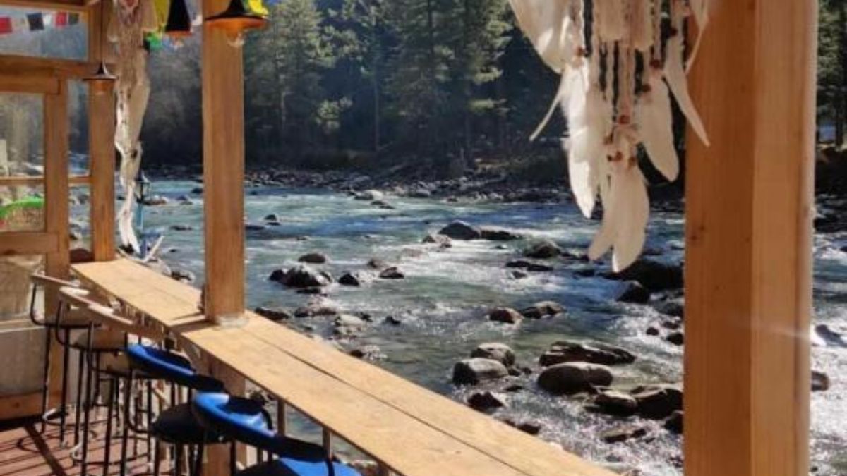 This Dangerously Located Riverside Café In Kasol Has Got Netizens Questioning Its Safety