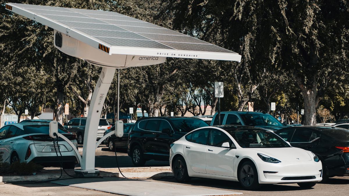 World’s First Solar-powered Vehicle Is Coming To UAE