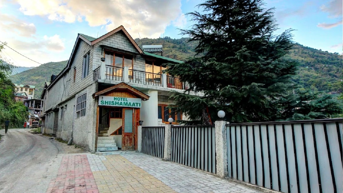 This Charming Hotel In The Hills Of Kullu Is Now Offering Rooms At ₹879