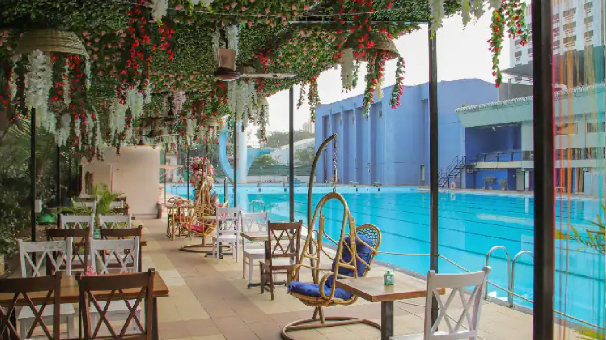 This Cafe In Thane Offers Tempting Grubs And Drinks Right By A Gorgeous Pool