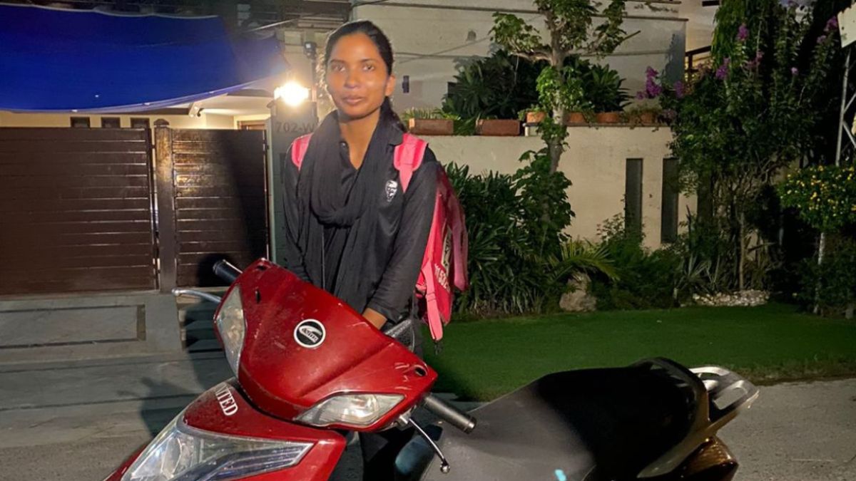 This Pakistani Girl Is Chasing Her Dreams By Working As A Food Delivery Agent At Night