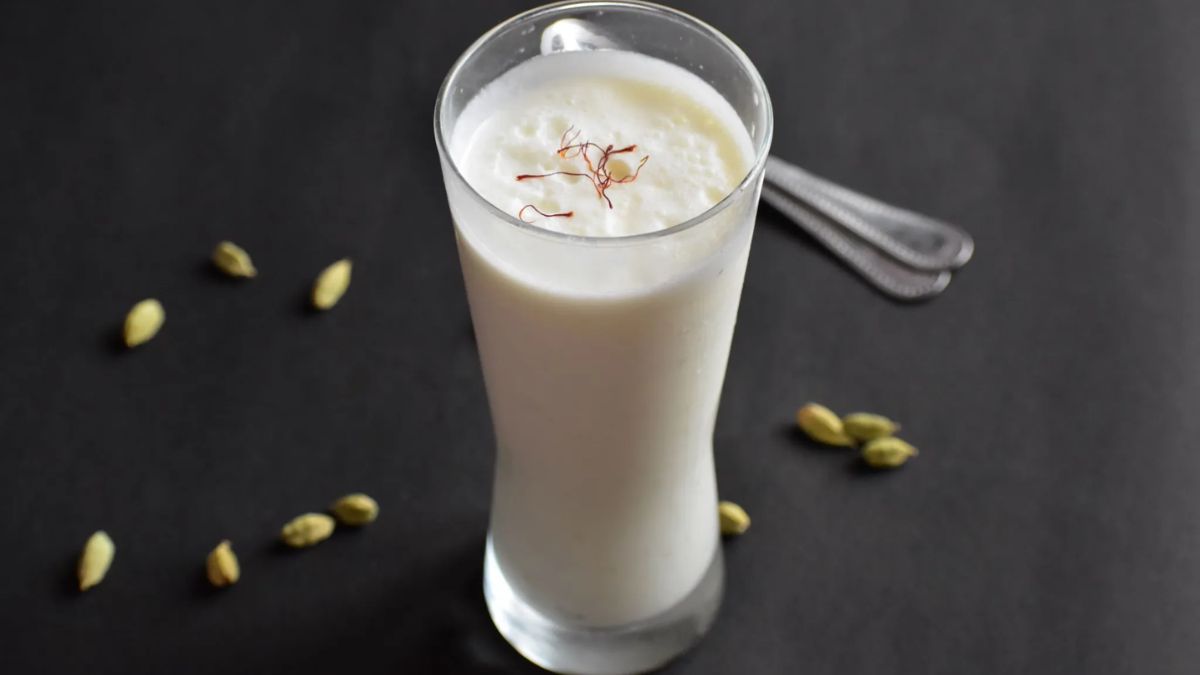Here’s How To Make Dhaba Style Lassi At Home!