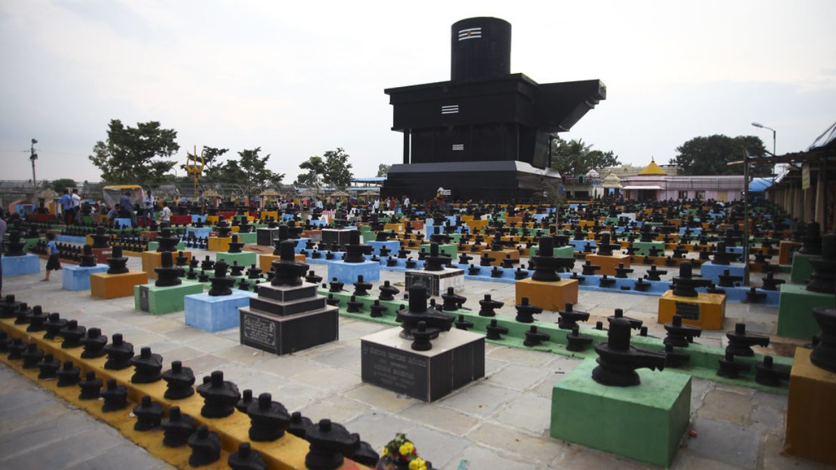 This Temple In Karnataka Houses About 1 Crore Shiva Lingas