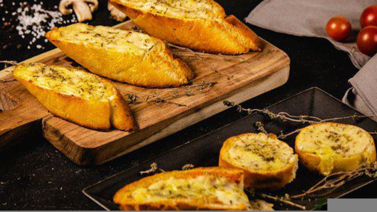 Here’s How To Make Restaurant-Style Garlic Bread At Home