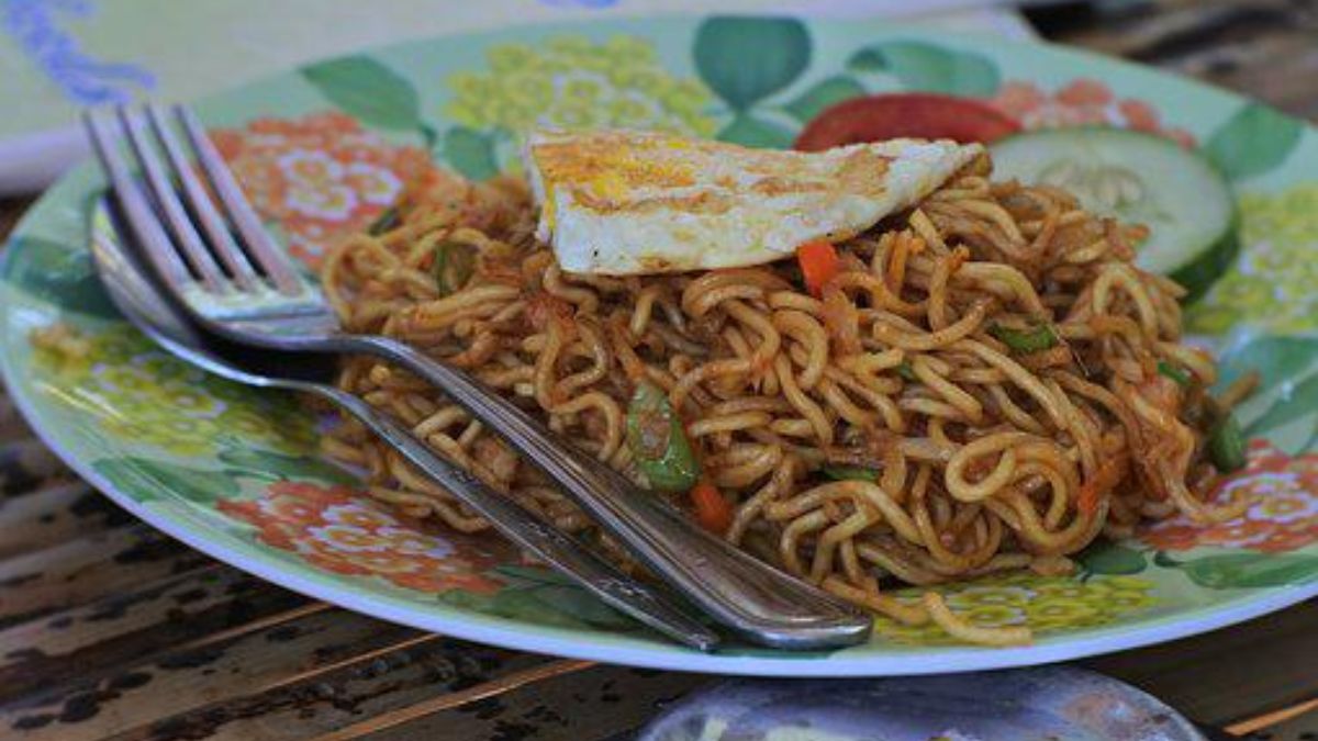 Here’s How To Make Desi-Style Chicken Chowmein Noodles At Home