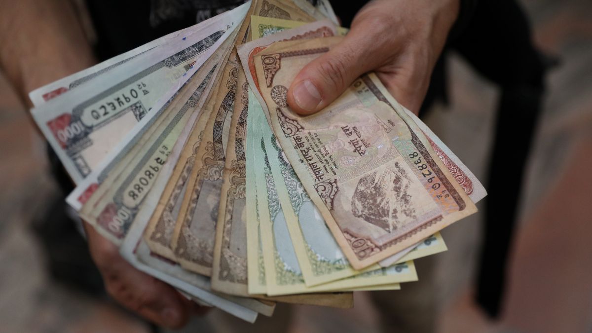 Travelling From India To Dubai? Here's How To Exchange Currency Curly