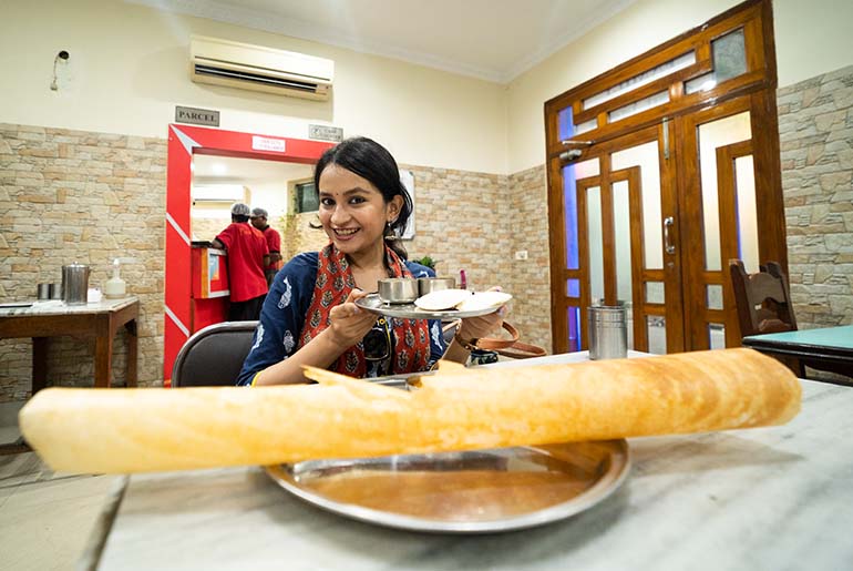 We Went For Kolkata’s Early Morning Breakfast Tour And Tried These Foods