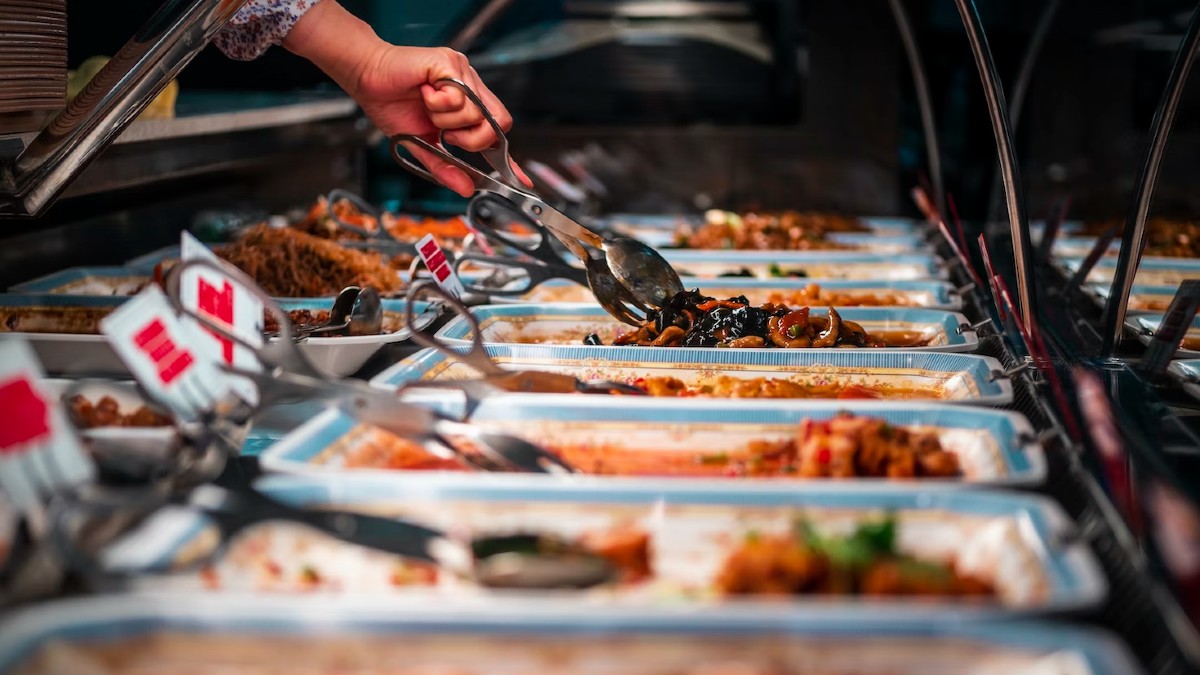 How To Know You Are Being Served Stale Food In a Restaurant Buffet