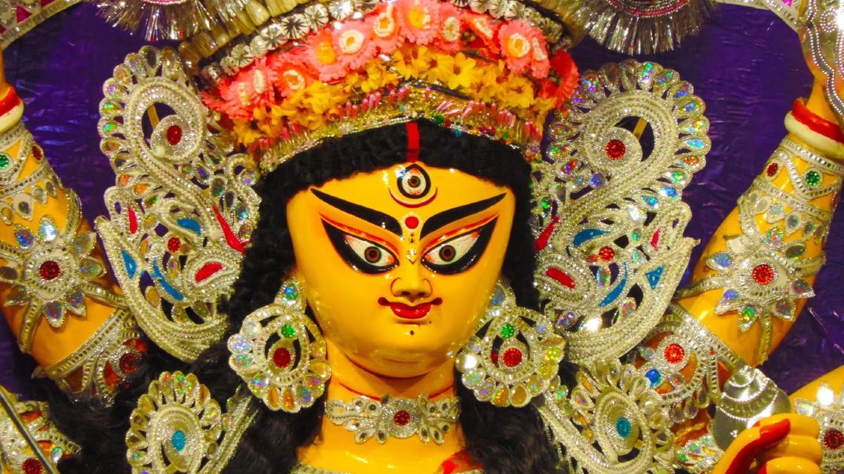 Planning To Travel To Kolkata This Durga Puja? Here Are The Must-Dos