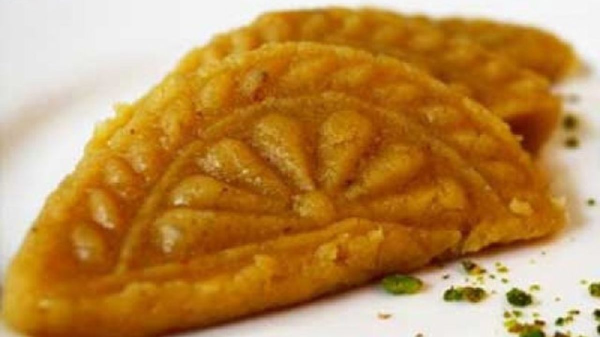 The Crescent-Shaped Chandrapuli Is One Of The Best Bengali Sweets You Need To Try
