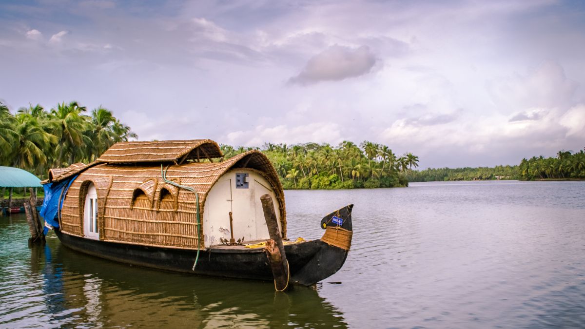 5 Stunning Places In India Where You Can Stay In A Houseboat