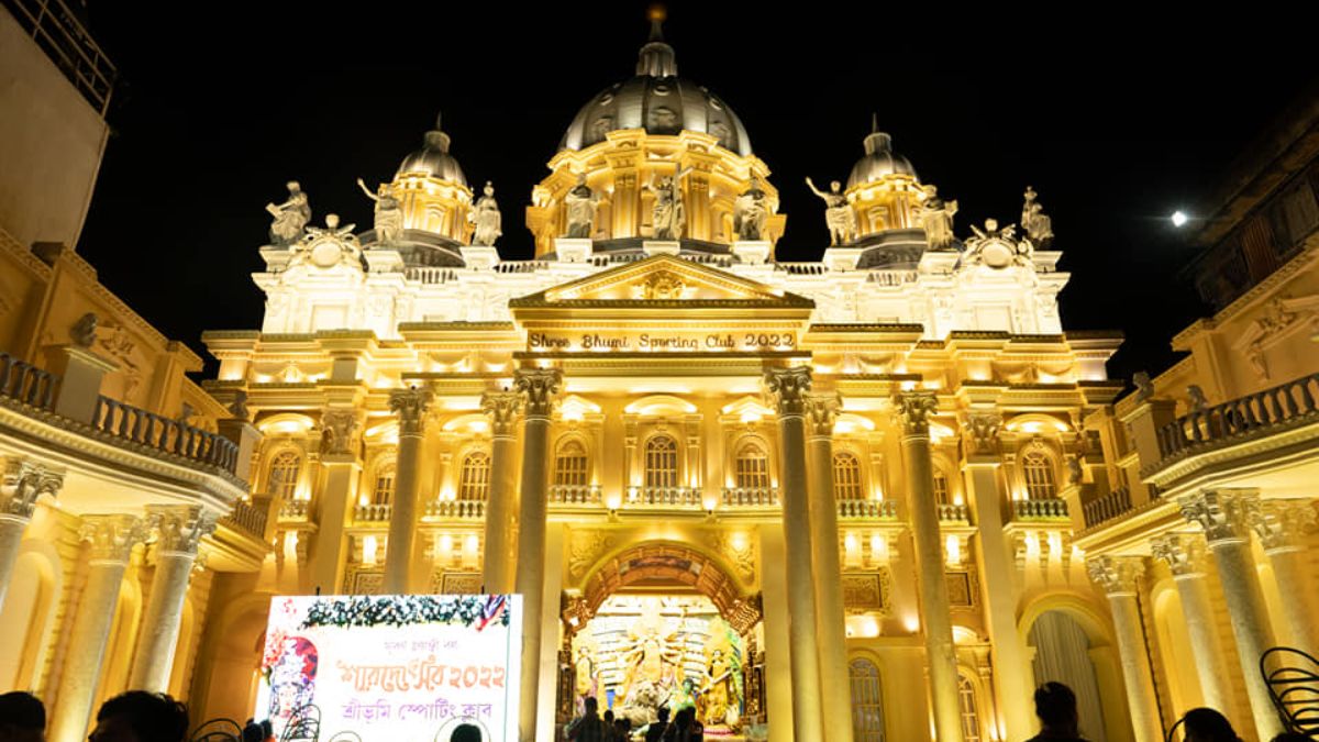 Pujo 2022: Kolkata’s Sreebhumi Pandal Transforms Into Vatican City’s St. Peter’s Basilica