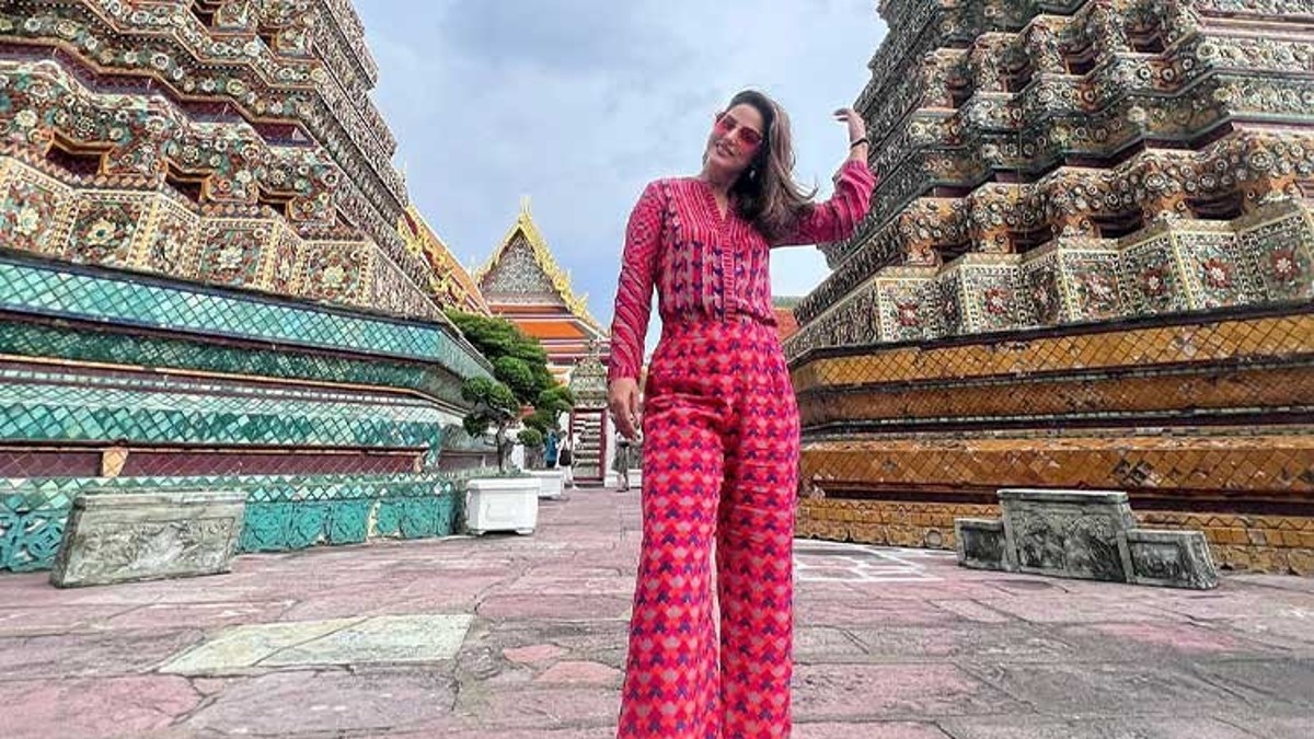 Hina Khan Visits This Iconic Buddhist Temple In Bangkok During Thailand Trip