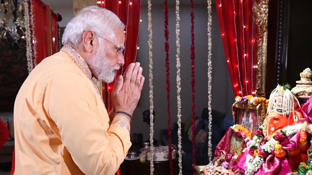 PM Modi Celebrates Ganesh Chaturthi By Performing Aarti At Piyush Goyal’s House