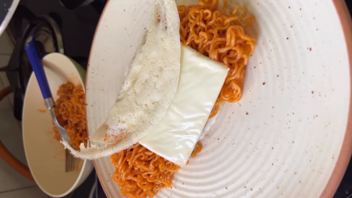 K-Pop & K-Drama Fans, Check Out This Korean Dosa Filled With Ramen & Cheese. Umm, Hides Face!