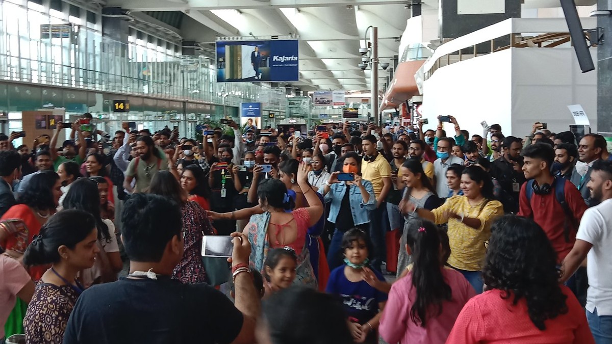 Garba On The Go? Passengers & Staff Break Into Impromptu Garba Dance In Bangalore Airport