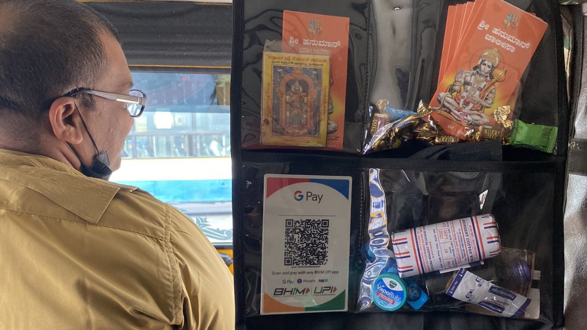 Athithi Devo Bhava: This Bangalore Auto Driver Serves Toffees, Biscuits To Passengers