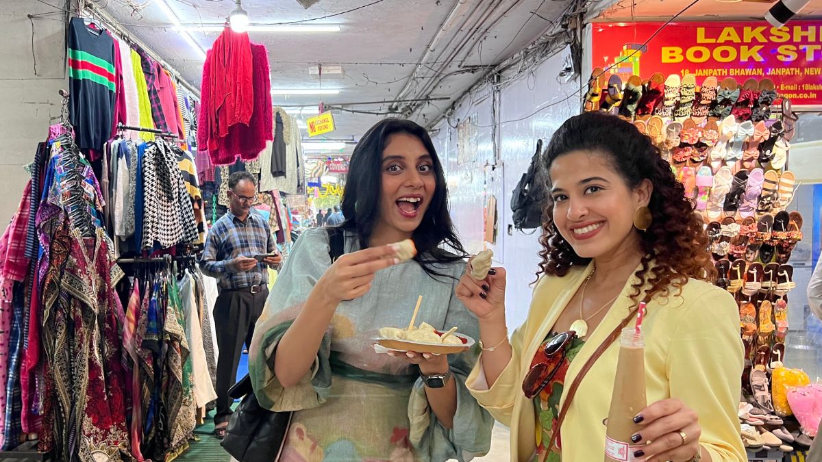 Dolly Singh & Kamiya Jani Try This Famous Momo & Coffee Combination In Delhi | Curly Tales