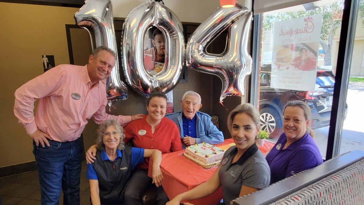 This Restaurant Celebrated Its Most Loyal 104-Year-Old Customer’s Birthday & It’s Super Heartwarming