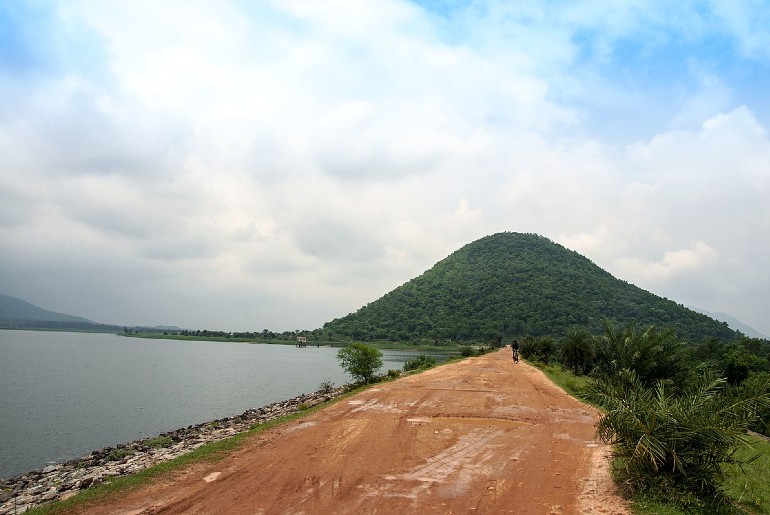 Baranti Road by the Lake