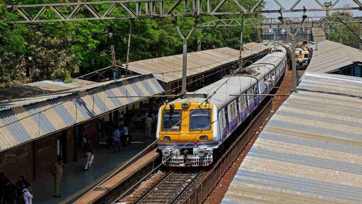 Railway Officials Catch Ticketless Travellers During Rush Hour, Get ₹3.5 Lakh In Just Fines In A Day!