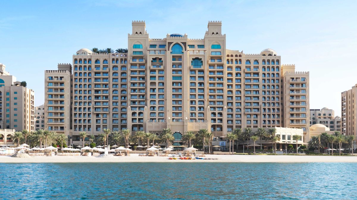 For Just AED 99, Spend A Luxurious Day At Fairmont The Palm. Psst!! It’s Got Yoga Class, Breakfast And Exclusive Beach Access!