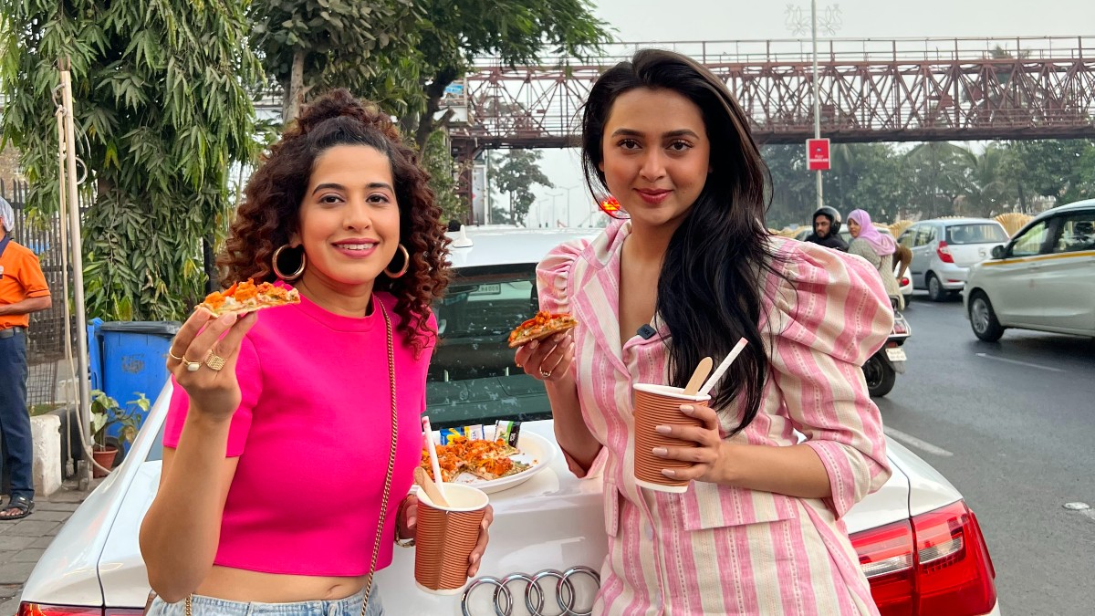 Tejasswi Prakash Discovered A Paneer Pizza At Bachelorr’s & It’s Amazing | Curly Tales