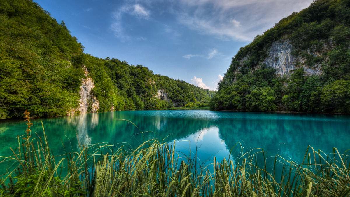 Home To 16 Cascading Lakes & Over 90 Waterfalls, Plitvice Lakes National Park In Croatia Is Unrealistically Beautiful