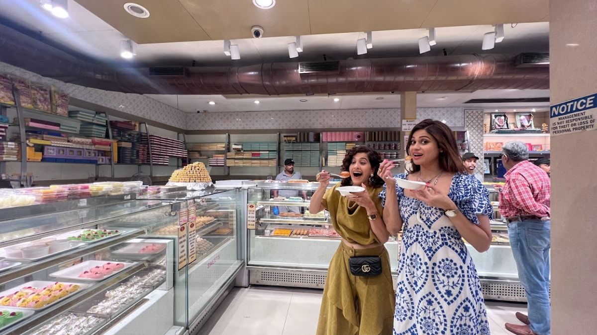 Shamita Shetty And Kamiya Jani Visit This Iconic Sweet Shop In Chembur | Curly Tales
