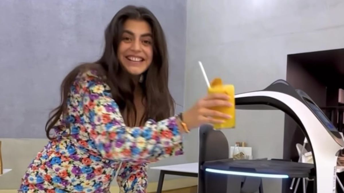 Shenaz Treasury Is Super Impressed By Melbourne’s Robo-Waiters And This Is What It Looks Like!