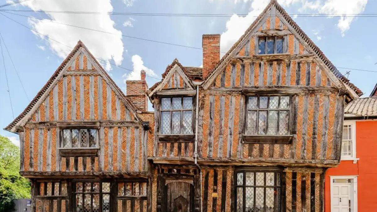 Harry Potter Fans, Stay In This Airbnb In The UK Which Is Harry Potter’s Birth House 