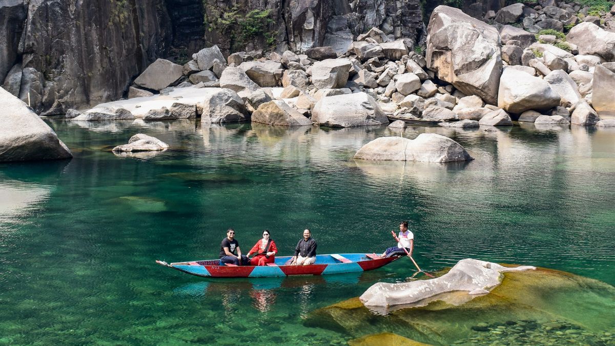 Water Of Umngot River In Meghalaya Is So Clear That Boats Look Like They’re Floating In Air! See!