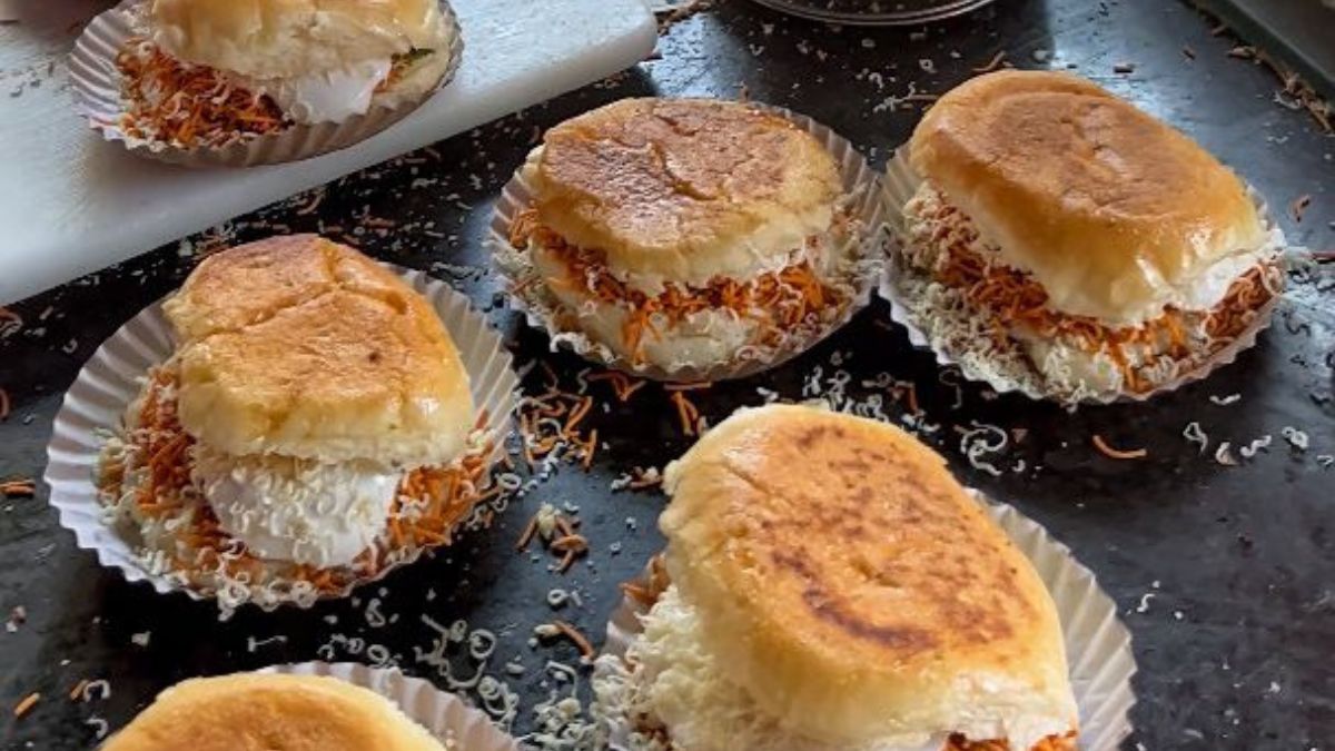 Street Food Alert: Pune Has A Samosa Pav That You Cannot Get Enough Of!