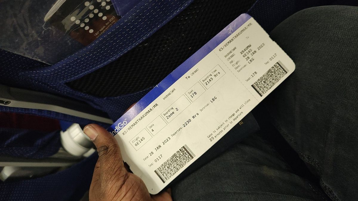 This Man Took His First Flight At The Age Of 27 & The Internet Is Cheering Him On