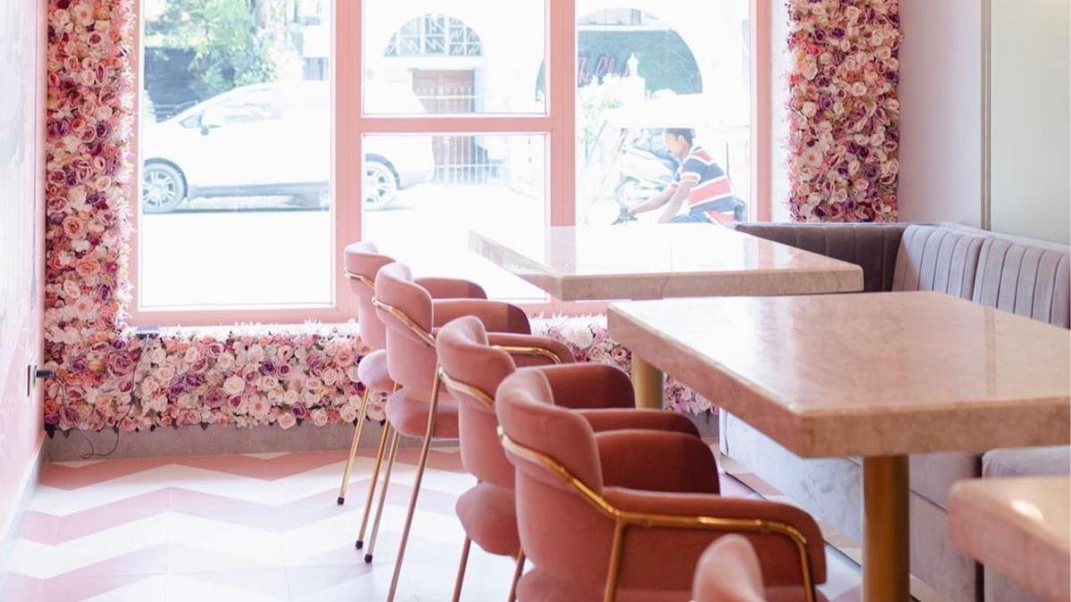 This Pink-Themed Cafe In Kolkata Serves Pink Burgers, Pink Hot Chocolate And So Much More!