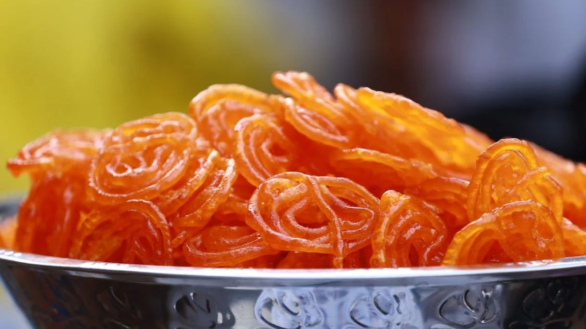 This Description Of Jalebi As “Mysterious Pretzel And Waffles” Has Netizens & Us ROFL-ing!